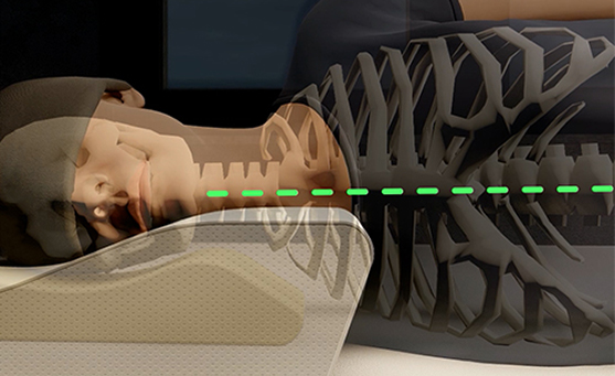 Pessoa dormindo com coluna alinhada